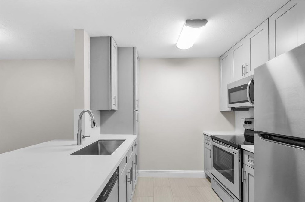 2201 Fountain View Dr # 28, Houston, TX 77057