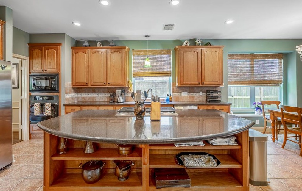 10215 Earlington Mnr Dr, Spring TX 77379-7463 exterior