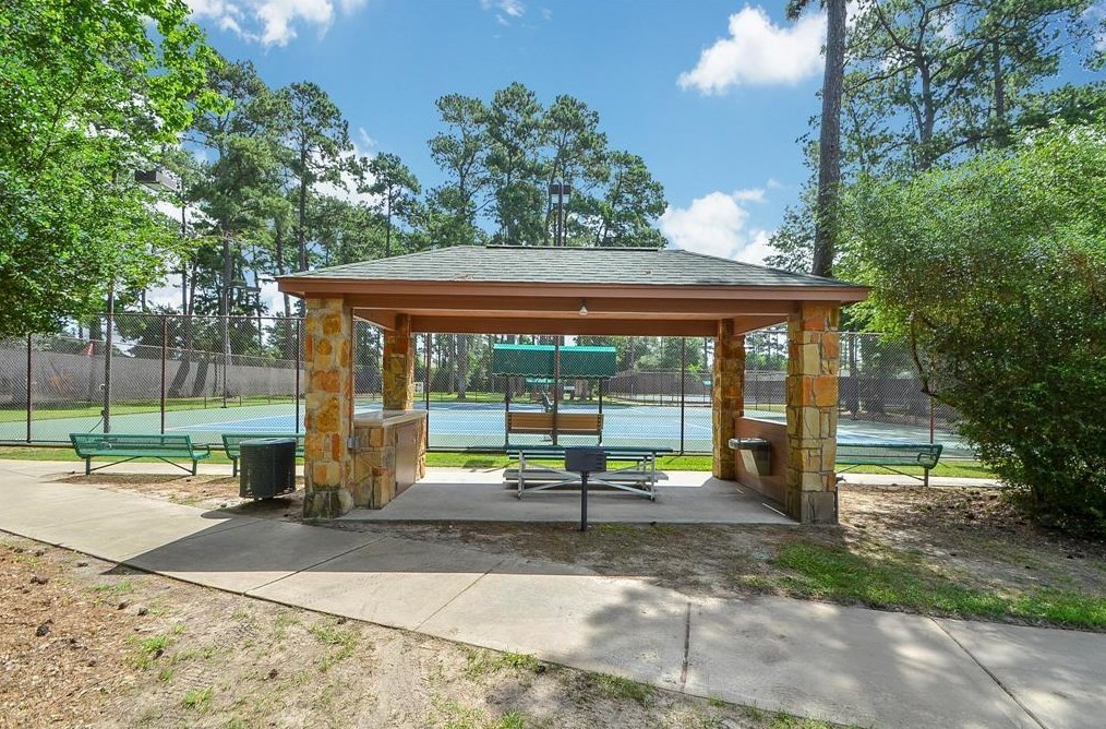 10215 Earlington Mnr Dr, Spring TX 77379-7463 exterior