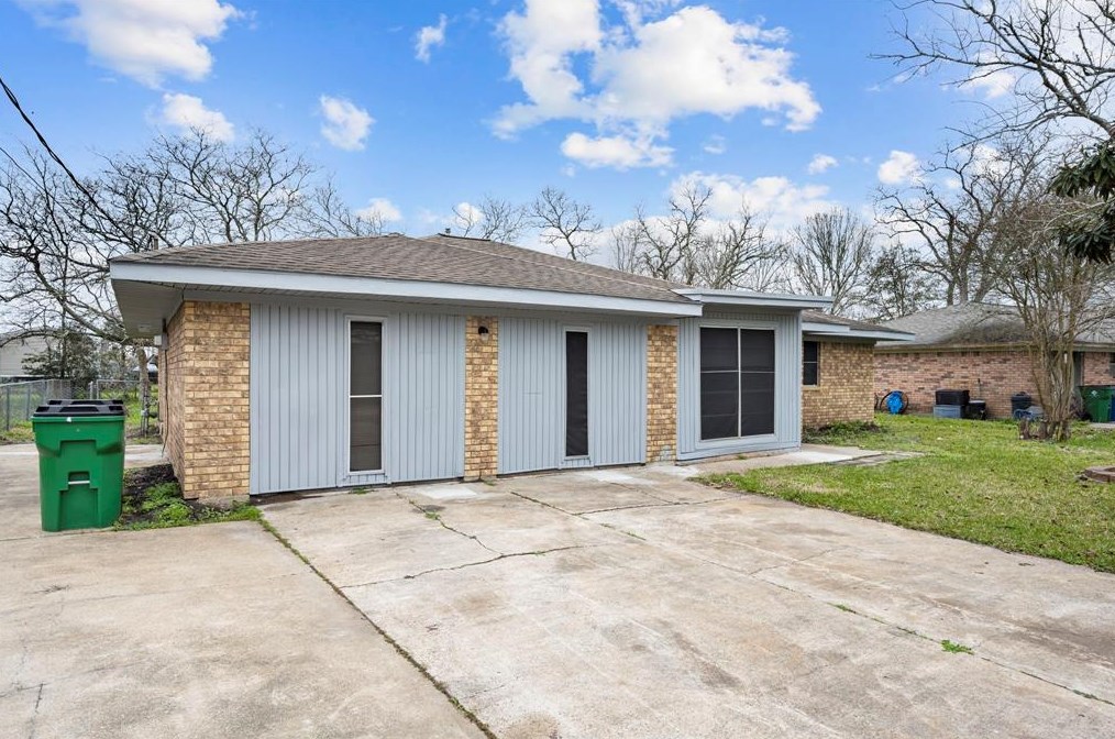 1227 Fair Dr, Angleton, TX 77515