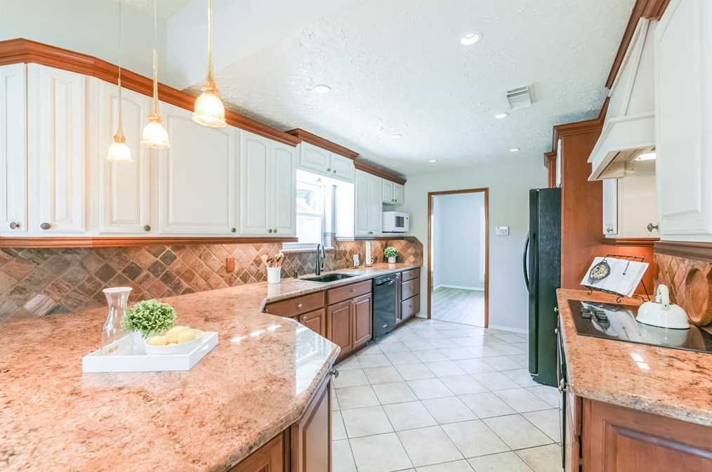 10126 Sageglow Dr, Houston TX  77089-5116 exterior