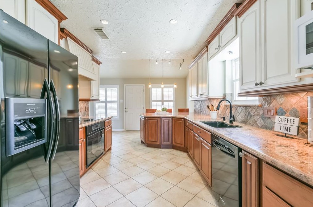 10126 Sageglow Dr, Houston TX  77089-5116 exterior