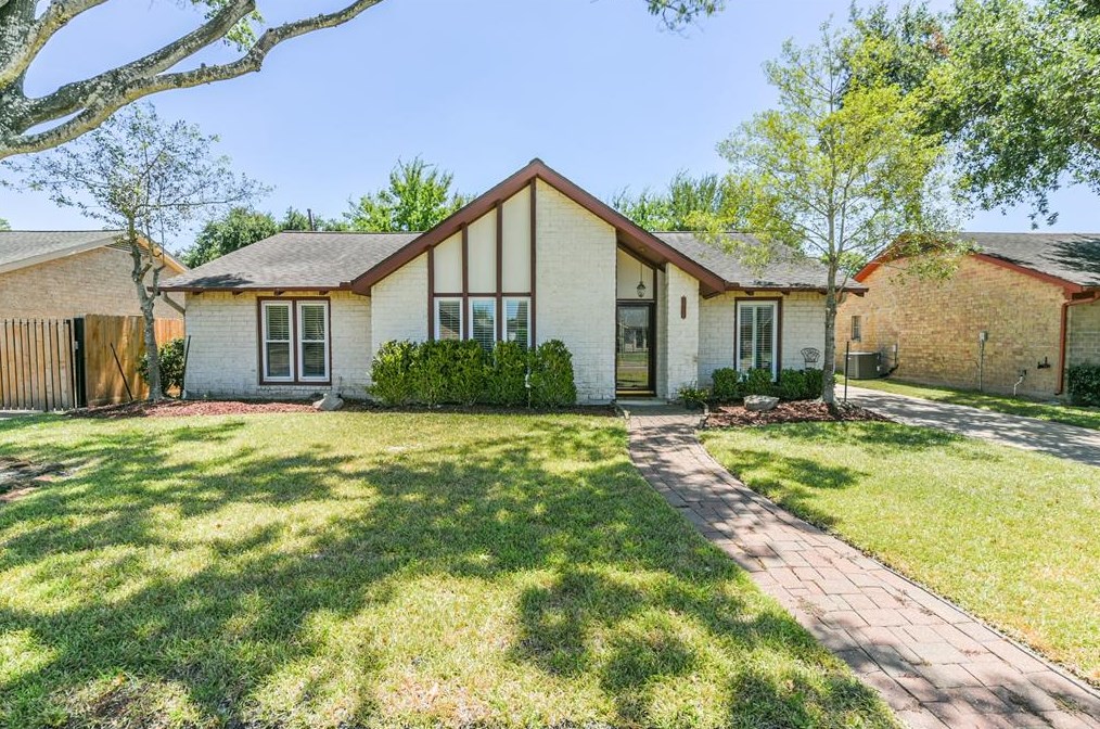 10126 Sageglow Dr, Houston, TX 77089-5116