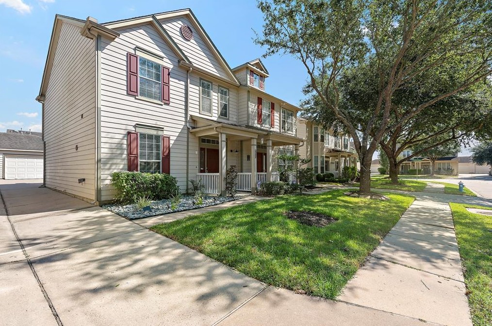 9706 Coyote Creek Dr, Houston, TX 77095