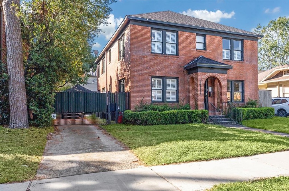 1711 Hawthorne St, Houston, TX 77098-1605