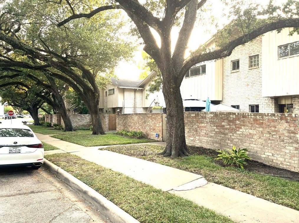 7822 Woodway Dr, Houston, TX 77063