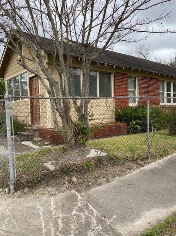 402 33rd St, Houston, TX 77018-7745