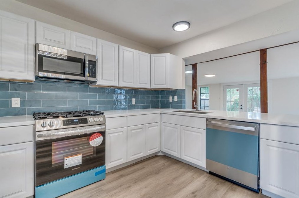 6504 Stonleigh Pl, Austin TX 78744-5000 exterior