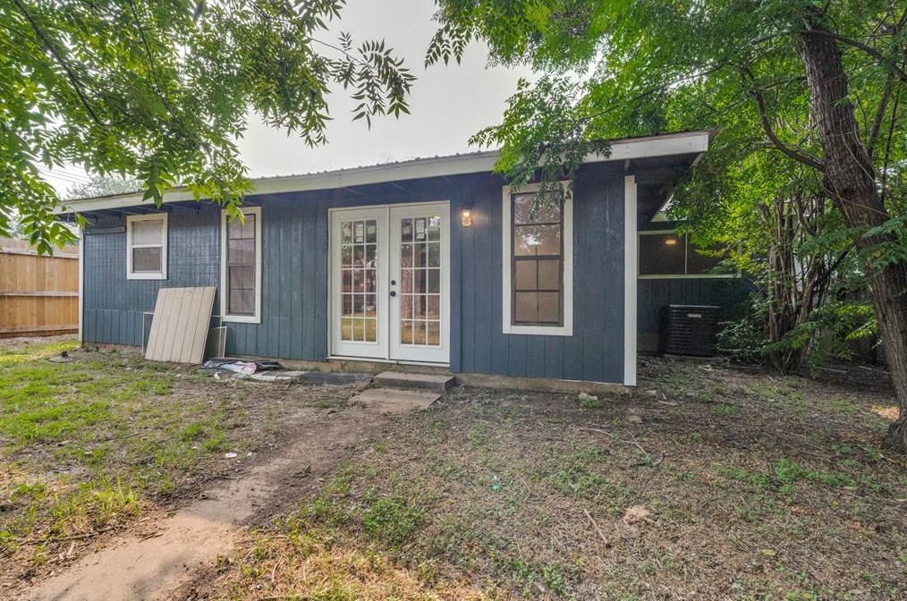 6504 Stonleigh Pl, Austin TX 78744-5000 exterior
