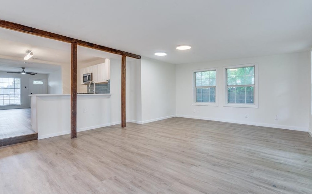 6504 Stonleigh Pl, Austin TX 78744-5000 exterior