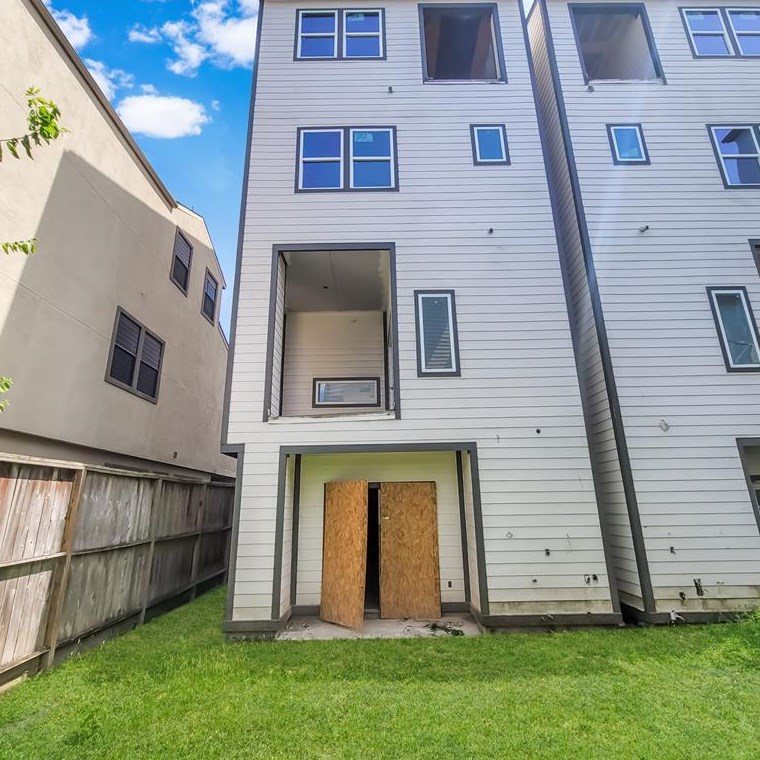610 Pierce St, Houston, TX 77019-8650