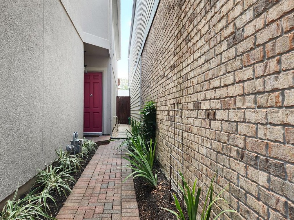 5739 Darling St, Houston, TX 77007-1830