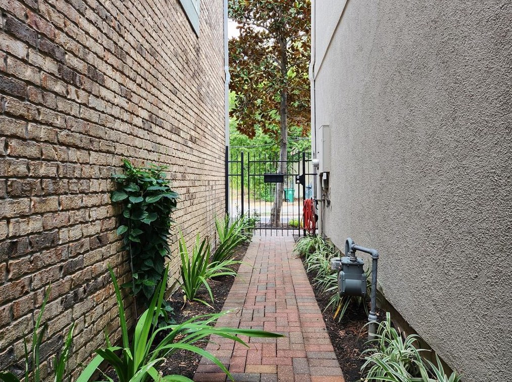 5739 Darling St, Houston TX  77007-1830 exterior