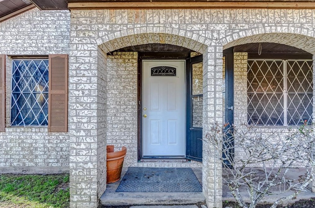 6926 Peyton St, Houston, TX 77028-5017