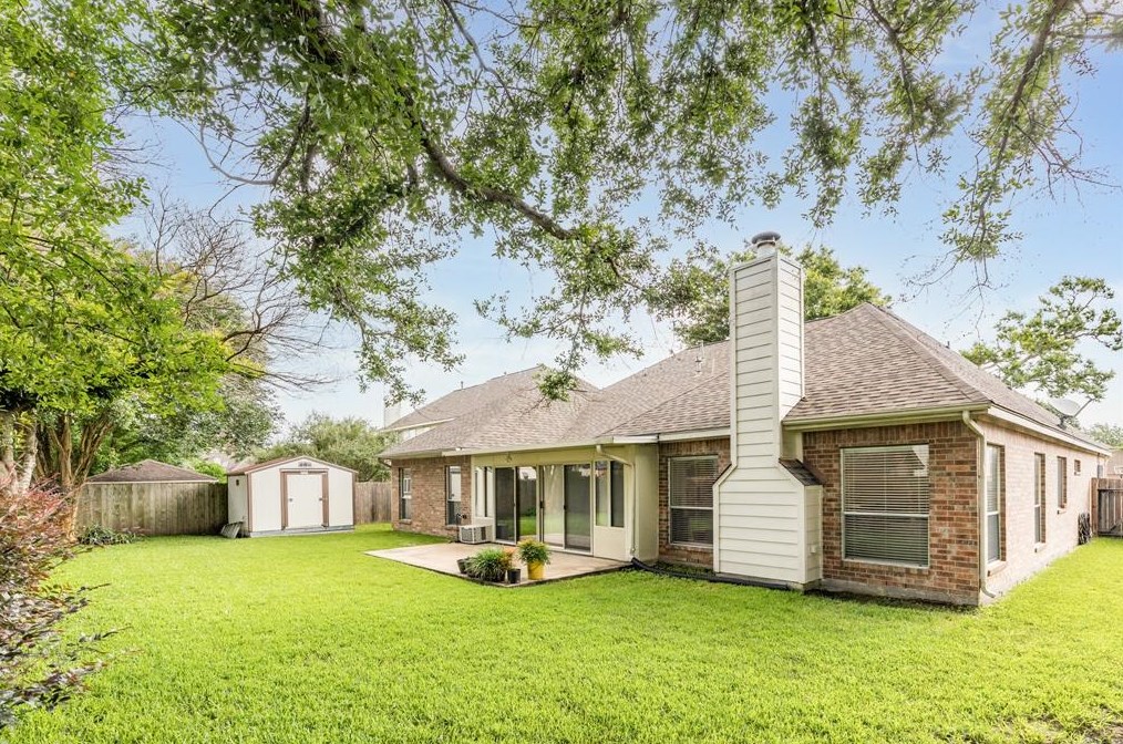 206 Crabapple Dr, Baytown TX  77520-1280 exterior