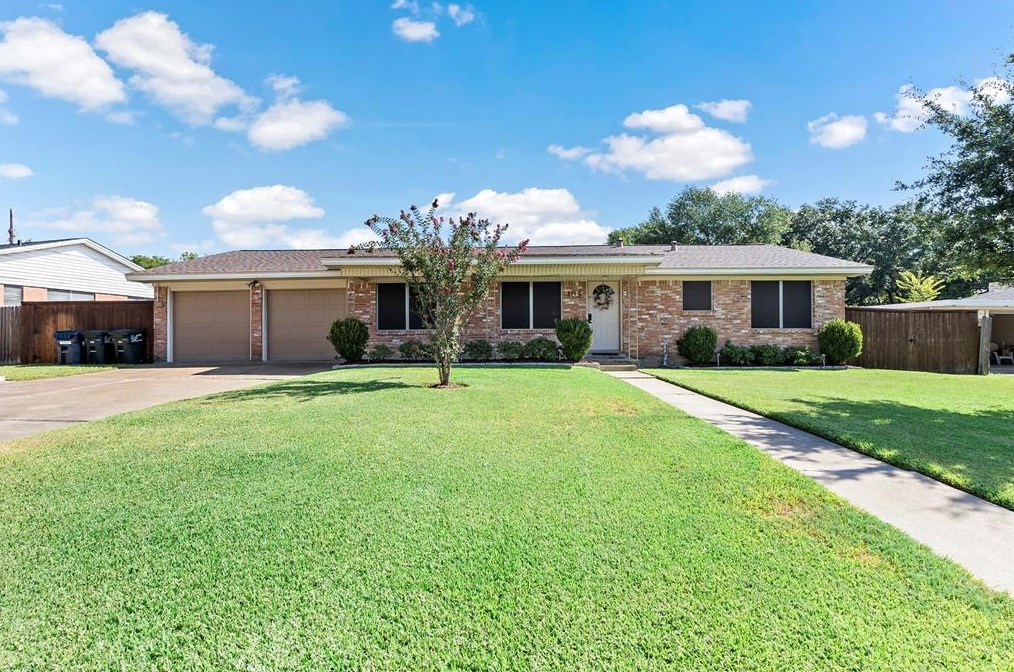 105 Redmond Dr, College Station, TX 77840-3126