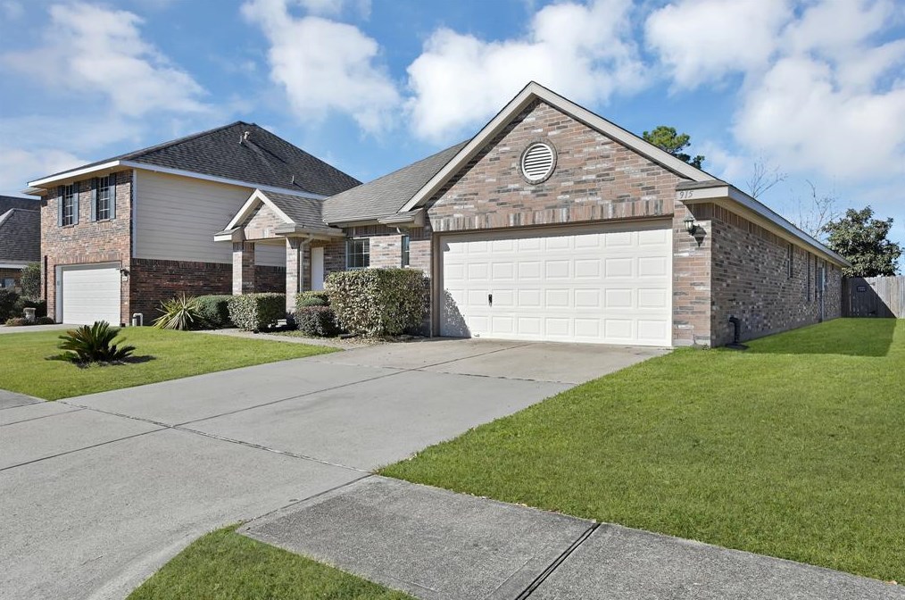 915 Curry St, Baytown, TX 77521