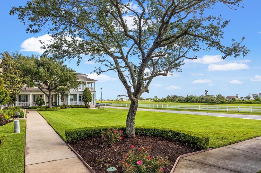 4 Barque Ln, Galveston, TX 77554