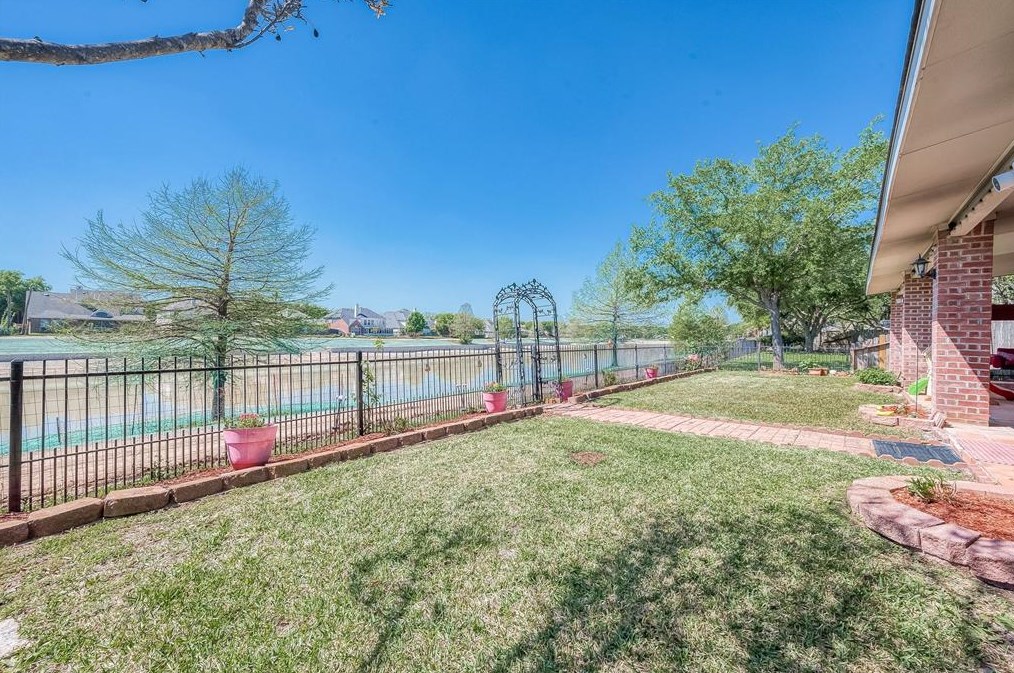 12315 Shadow Cv Dr, Houston TX  77082-2502 exterior
