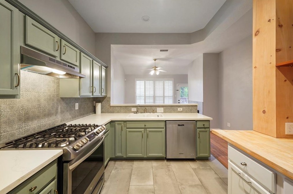 64 Piper Trce, Spring TX  77381-4772 exterior