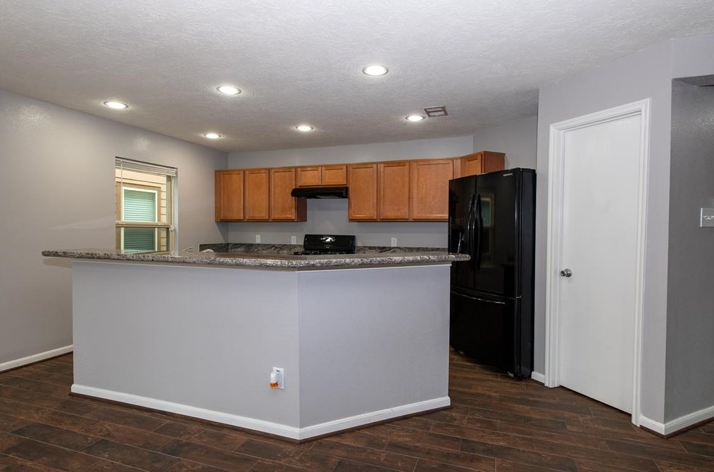 2562 Skyview Point Dr, Houston TX  77047-8118 exterior