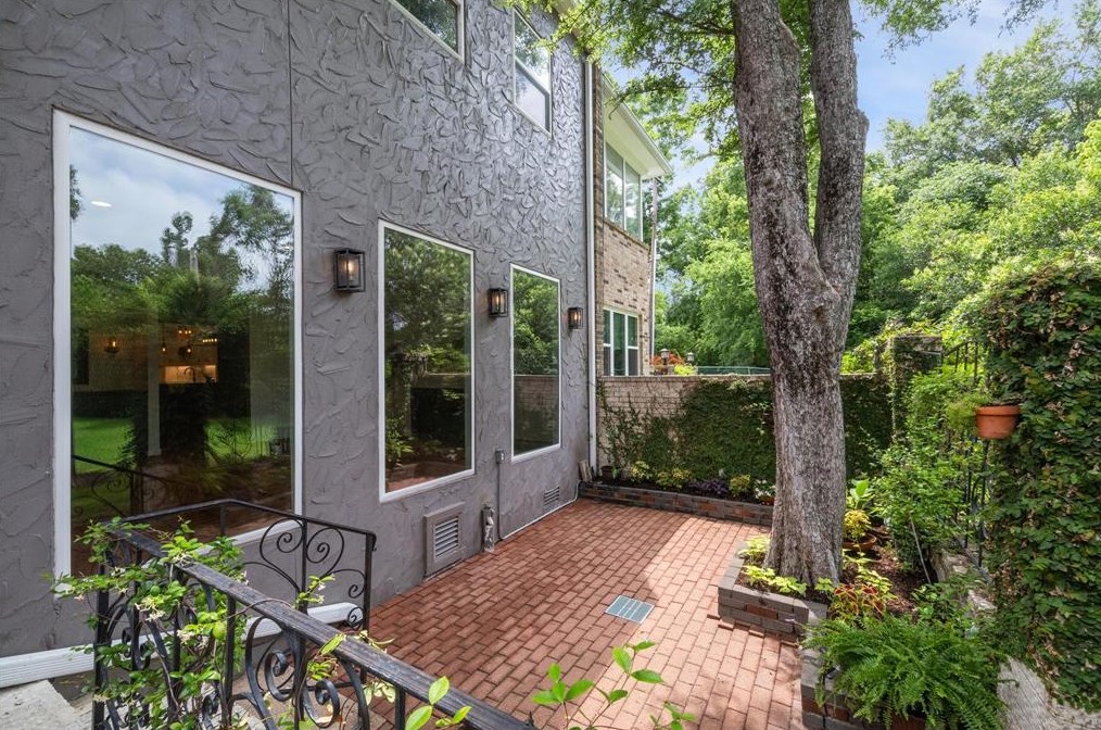 7922 Woodway Dr, Houston, TX 77063-1937