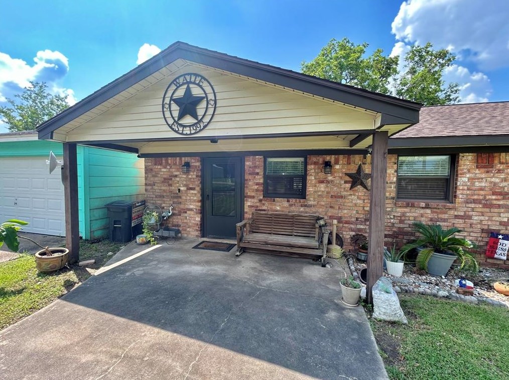 131 Bastrop Bayou Dr, Angleton, TX 77515