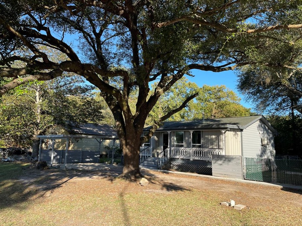 5003 Hawthorne St, Taylor Lake Village, TX 77586
