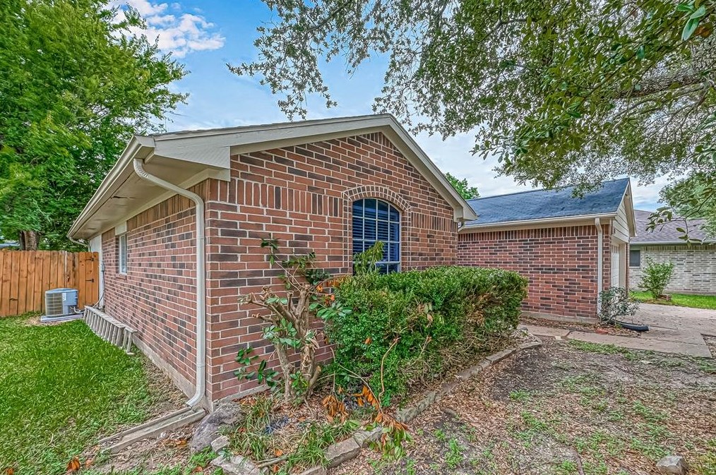 1711 Oak Valley Dr, Kemah, TX 77565-8109