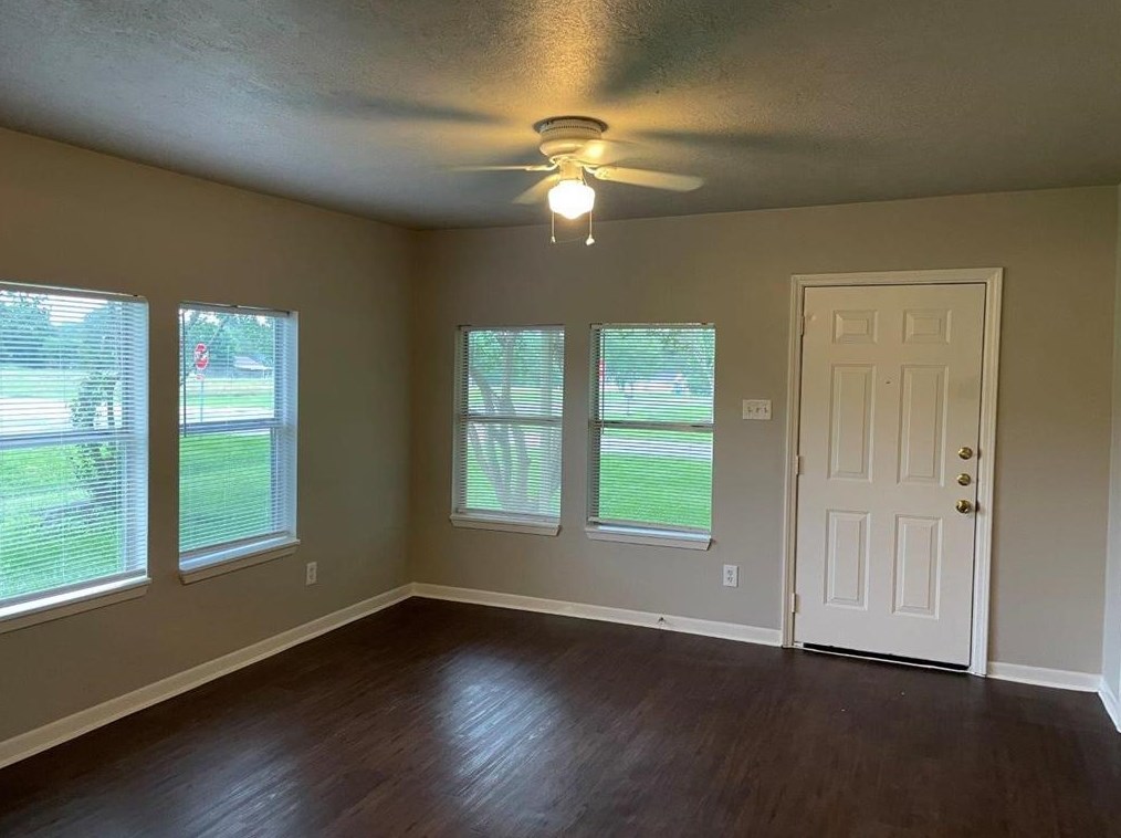 809 19th St, Hempstead, TX 77445