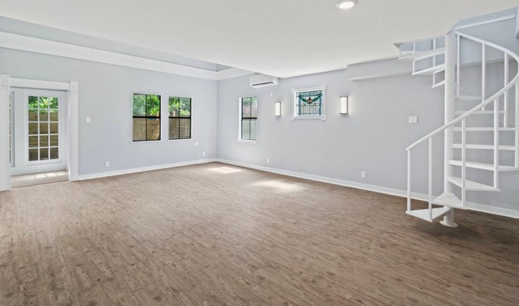 204 Houston St, Highlands, TX 77562-2812