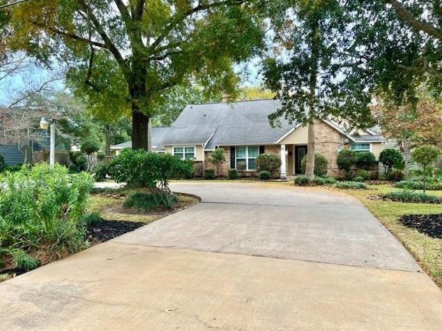411 Shirleen Dr, Taylor Lake Village, TX 77586