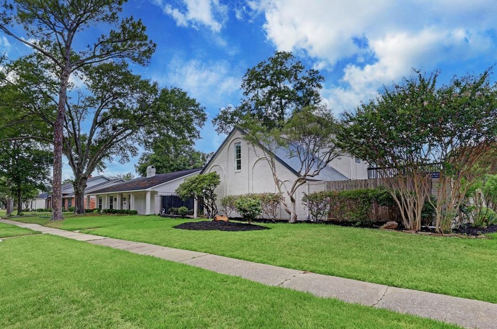10602 Riverview Dr, Houston, TX 77042