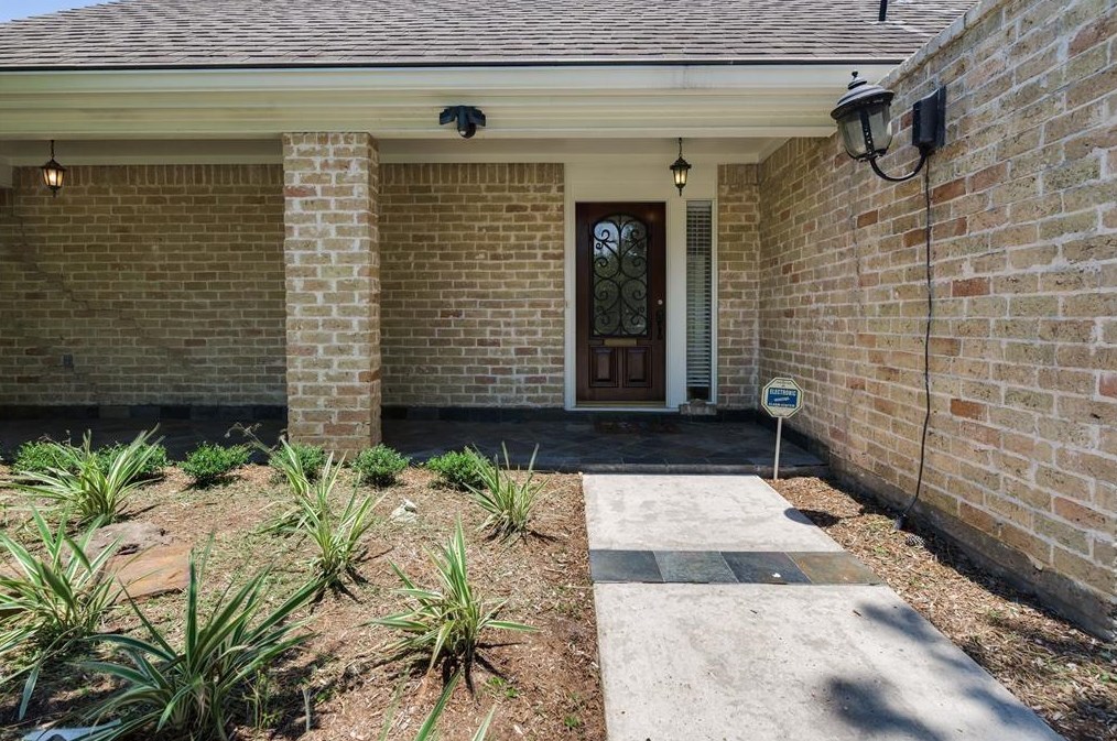 10214 Briar Forest Dr, Houston TX  77042-2400 exterior