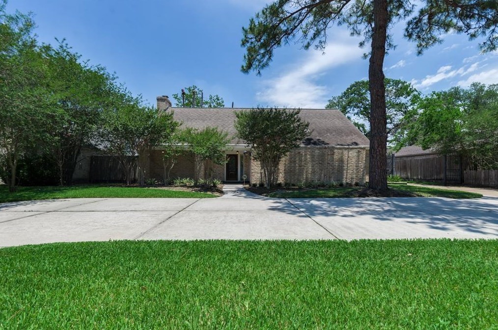 10214 Briar Forest Dr, Houston, TX 77042
