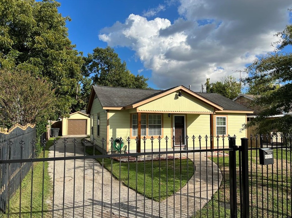 4818 Cetti St, Houston, TX 77009