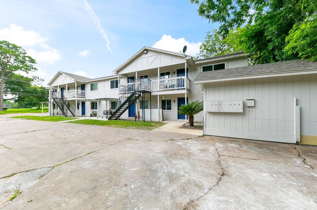 1312 Adoue St, Alvin, TX 77511-5900