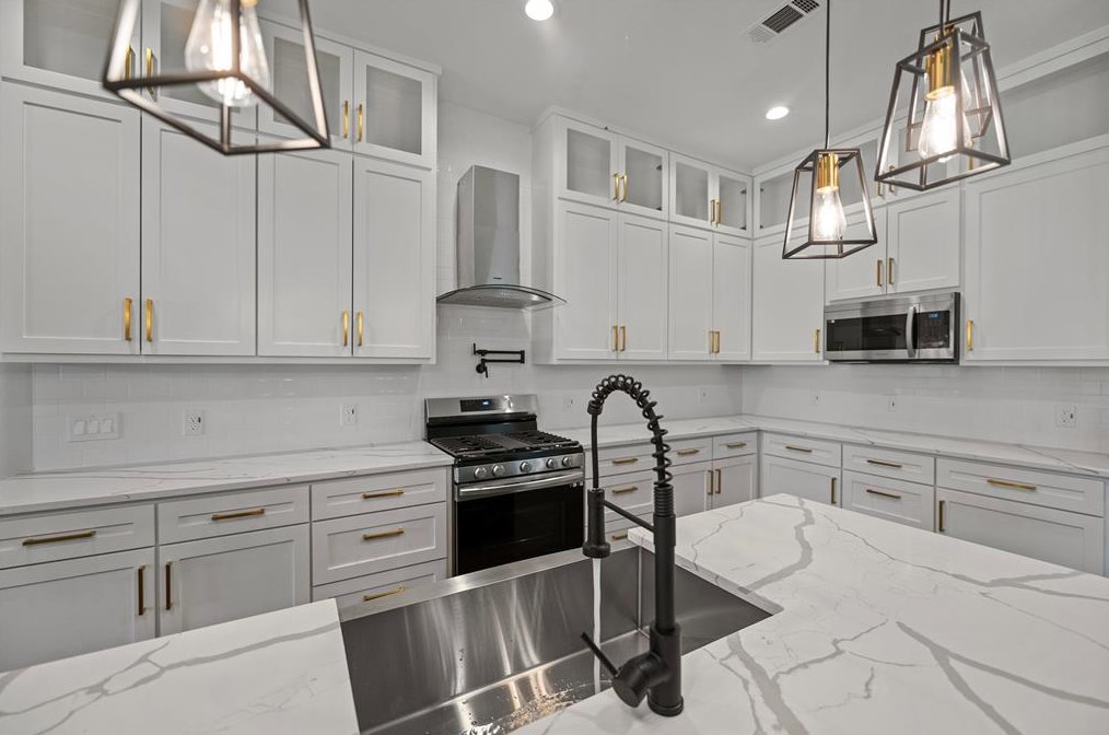 614 Longhorn Trl, Angleton TX 77515-9623 exterior