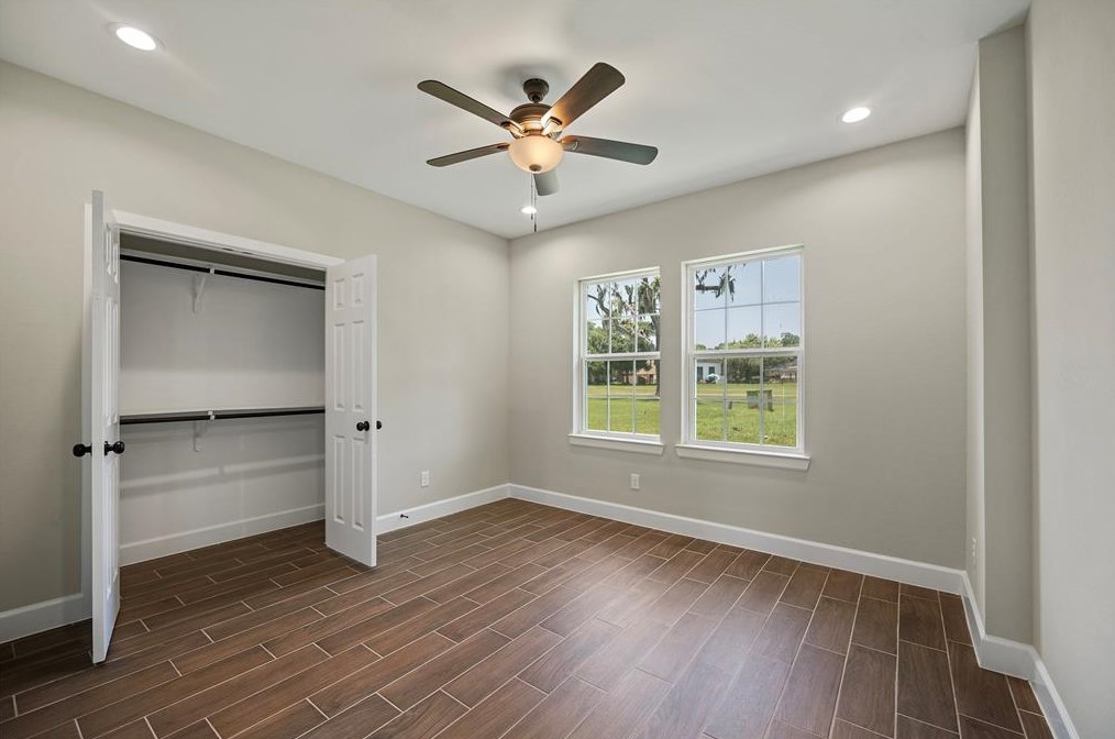 614 Longhorn Trl, Angleton TX 77515-9623 exterior