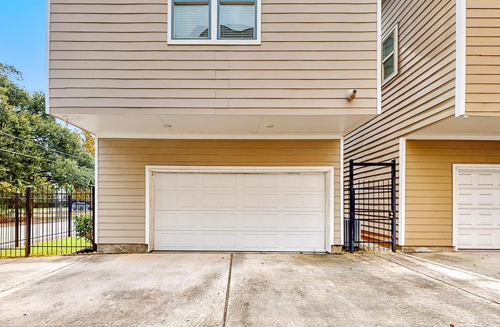 2104 State St, Houston TX  77007-8338 exterior