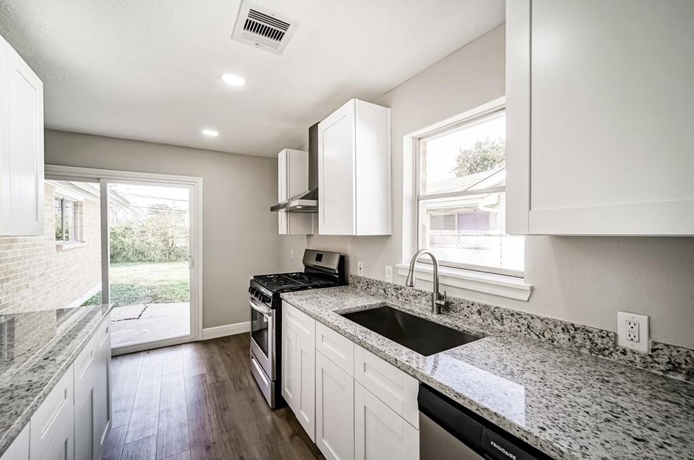 11102 Roandale Dr, Houston TX  77048-1521 exterior