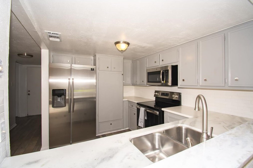 7803 Creekbend Dr, Houston TX  77071-1712 exterior