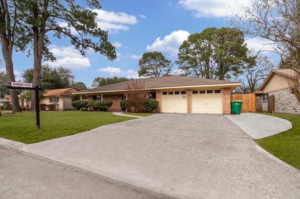 2102 Pinemont St, Baytown, TX 77520-3638