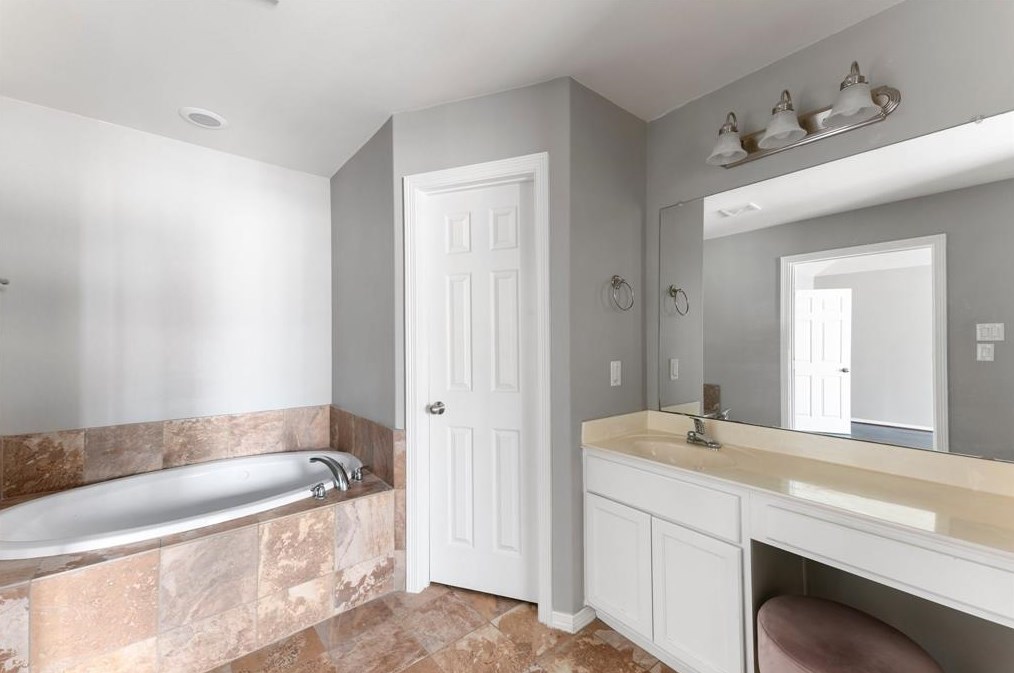 8101 Silverton Crk Ln, Houston TX  77040-5152 exterior