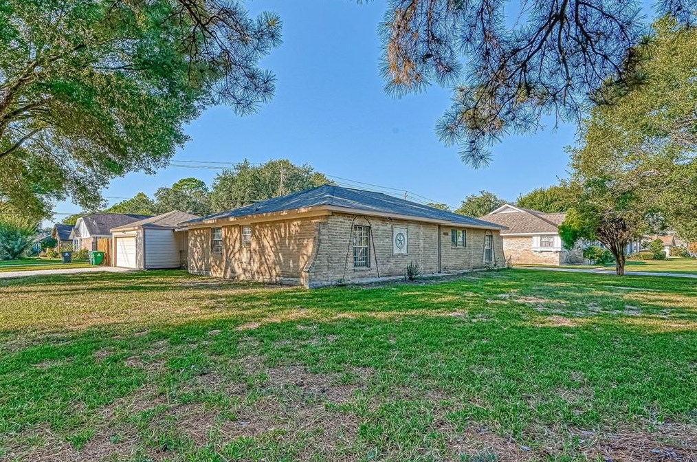11503 High Star Dr, Houston, TX 77072-1308