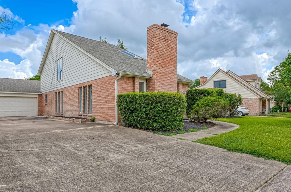 2254 Woodland Springs St, Houston TX  77077-6309 exterior