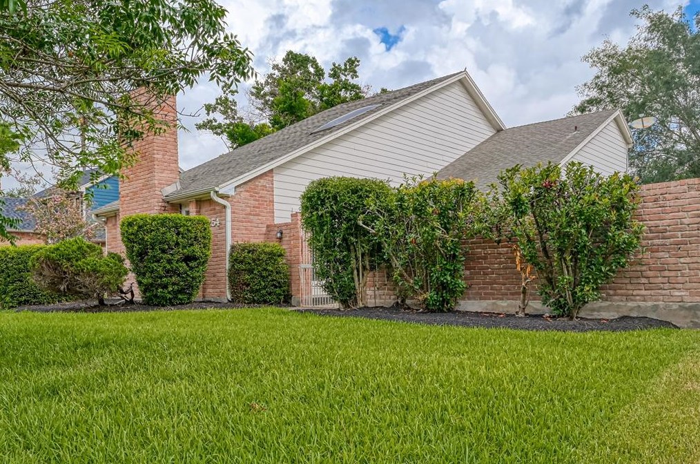 2254 Woodland Springs St, Houston TX  77077-6309 exterior