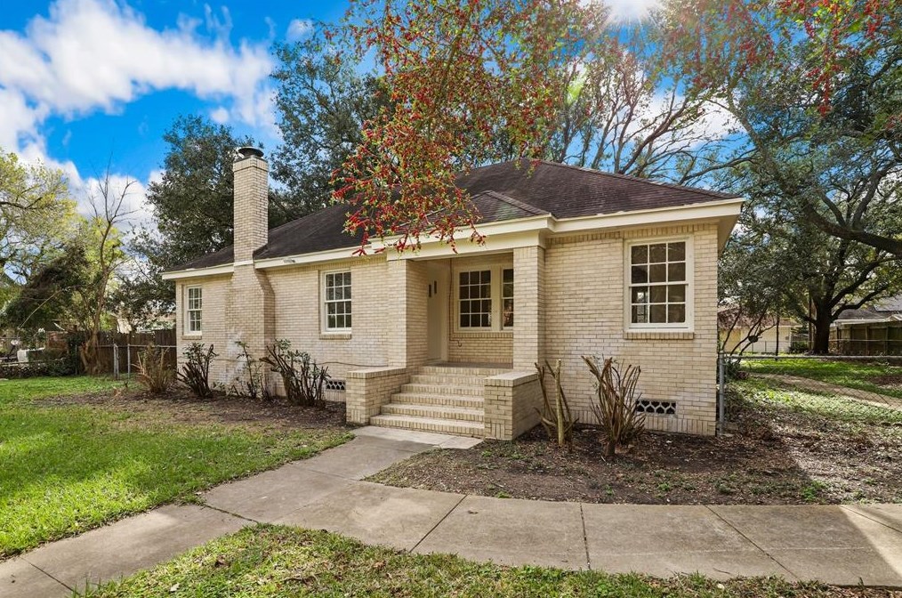 13 11th Ave N, Texas City, TX 77590