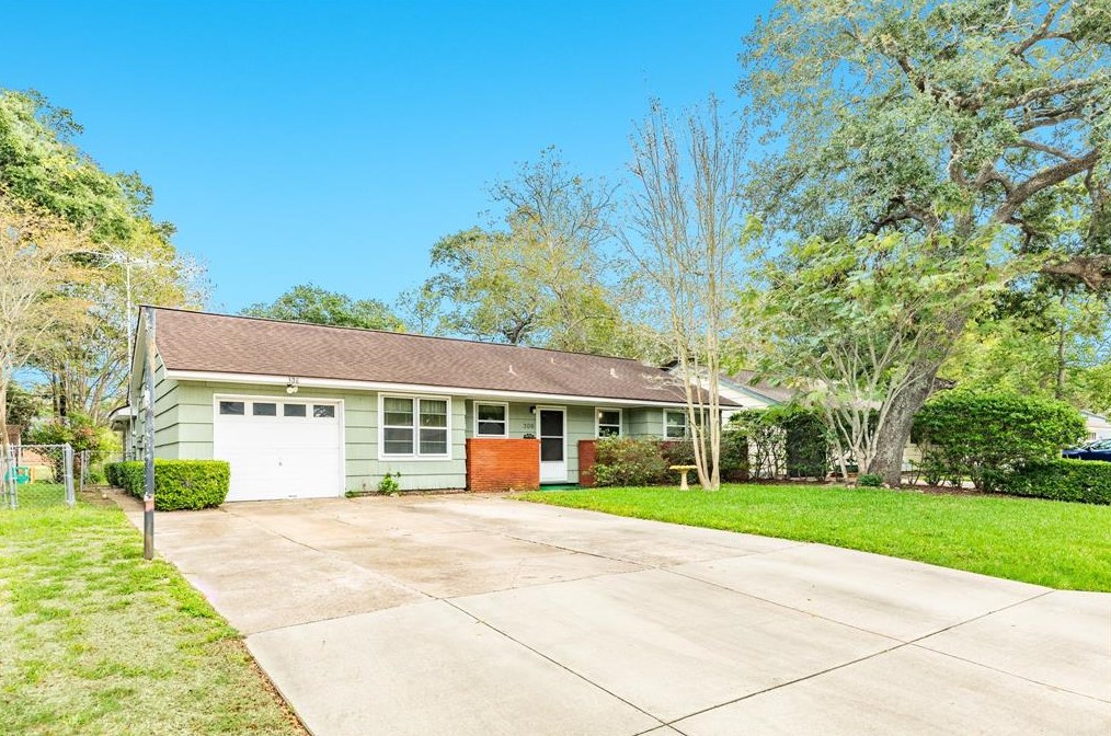 306 Caladium St, Richwood, TX 77566-5845