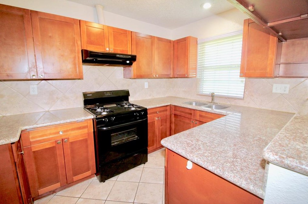 3011 Old Fort Rd, Sugar Land, TX 77479